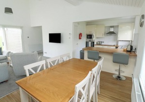 HARCOMBE HOUSE BUNGALOW 1, pet friendly, with pool in Chudleigh