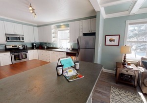 Harvest Moon is residential gem, quaint, cozy, hot tub, near downtown Red Lodge!