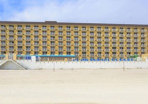 Hear the Atlantic waves in this Studio resort apt in Ormond Beach with vacation amenities