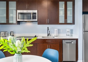 Heart of Waikiki With Partial Ocean View! Washlet! AC, FREE Parking, Wi-Fi