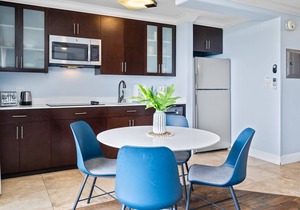 Heart of Waikiki With Partial Ocean View! Washlet! AC, FREE Parking, Wi-Fi