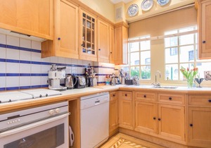 Heritage & Harrods. - Three Bedroom House, Sleeps 5