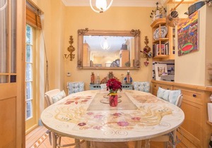 Heritage & Harrods. - Three Bedroom House, Sleeps 5