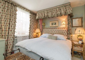 Heritage & Harrods. - Three Bedroom House, Sleeps 5
