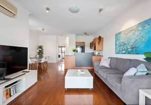 Hidden in New Farm ~ 1 Bed/1 Bath/1 Car/Views