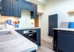 Highly appointed pet & family friendly cottage with private parking & garden.
