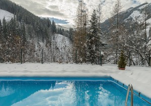 Hilltop apartment in Viehhofen with hot tub