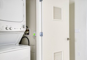 Hip Berkeley Studio w/ W/D & Coworking, walkable to BART, by Blueground