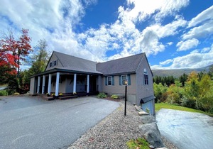 HL96 Single family home with views and lots of space! Privacy, convenience, AC and Dog Friendly!