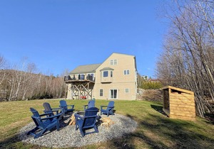 HL96 Single family home with views and lots of space! Privacy, convenience, AC and Dog Friendly!