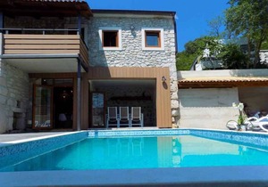 Holiday home with heated pool