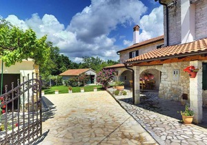 Holiday home with pool