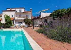 Holiday home with pool and air conditioning