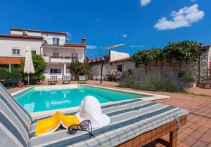 Holiday home with pool and air conditioning