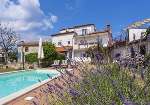 Holiday home with pool and air conditioning