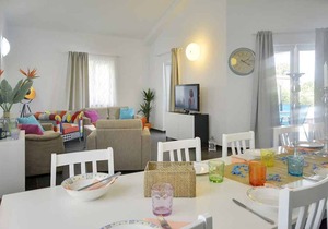 Holiday home with pool and air conditioning