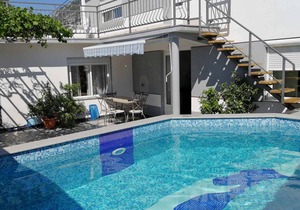 Holiday home with pool