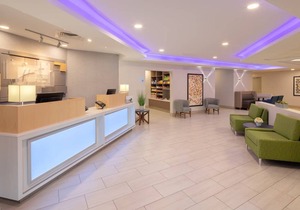 Holiday Inn Express & Suites Bradley Airport, an IHG Hotel