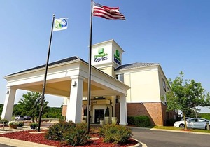 Holiday Inn Express & Suites Delafield, an IHG Hotel
