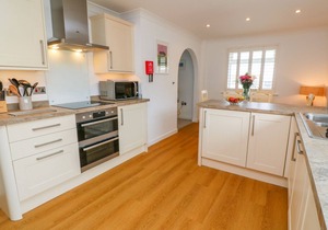 HOLYWELL BAY VIEW, pet friendly, with a garden in Holywell Bay