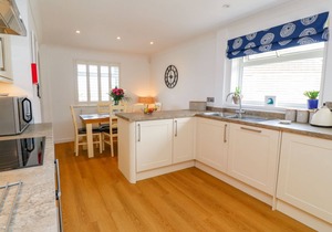 HOLYWELL BAY VIEW, pet friendly, with a garden in Holywell Bay
