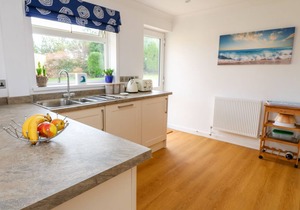HOLYWELL BAY VIEW, pet friendly, with a garden in Holywell Bay