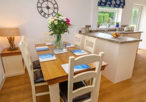 HOLYWELL BAY VIEW, pet friendly, with a garden in Holywell Bay