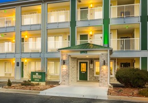 HomeTowne Studios Denver - Glendale/ Cherry Creek