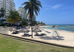Hospitality Expert F32 Beach front Pool & Chef