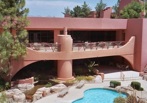 HUGE 1BR!! WiFi, Pools, Fitness! Walk to golf, shops, restaurants