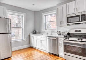 Huge 3b in desirable & quiet area. Near grocery and T-stop by Blueground