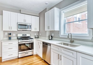 Huge 3br in desirable & quiet area. Near grocery and T-stop by Blueground
