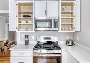 Huge 3br in desirable & quiet area. Near grocery and T-stop by Blueground