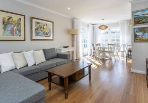 Huge house across from Cottesloe Tennis Club! 6min walk to Cott beach. Free WIFI