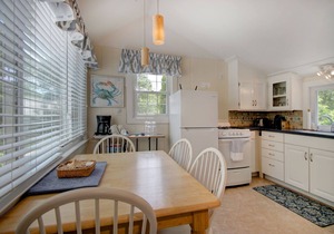 Hyannis Port 2BR Cottage. Partial ocean view! Private footpath to 2 Beaches!