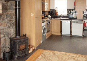 Ideal for a romantic break, this cottage has fabulous sea views.