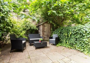 Ifield B · Delightful Apartment with Own Patio, Earls Court