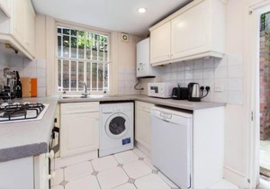 Ifield B · Delightful Apartment with Own Patio, Earls Court