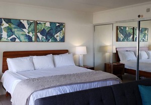 Ilikai Hotel - Fully renovated One-Bedroom unit on the 19th Floor overlooking the mountains!