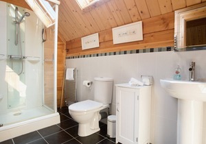 In tranquil surroundings ideal for walkers, cyclists and surfers with Padstow and Wadebridge within