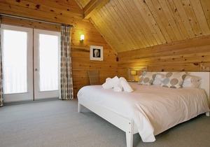 In tranquil surroundings ideal for walkers, cyclists and surfers with Padstow and Wadebridge within