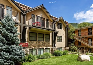 Incredible views in open 2 bedroom condo in Aspen Core! Walk to Gondola.