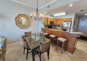 Inn at Dauphin Island 109 Family Friendly Sleeps 8-Walk out to Pool and Beach