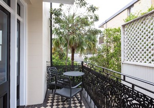 Intimate Studio Apartment with Balcony in Glebe