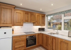 JASMINE COTTAGE, pet friendly, with a garden in Alnmouth