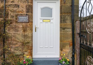 JASMINE COTTAGE, pet friendly, with a garden in Alnmouth