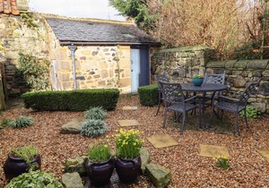 JASMINE COTTAGE, pet friendly, with a garden in Alnmouth