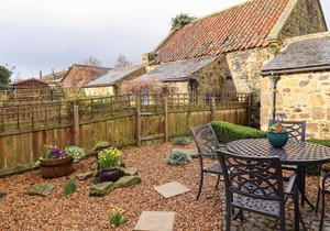JASMINE COTTAGE, pet friendly, with a garden in Alnmouth