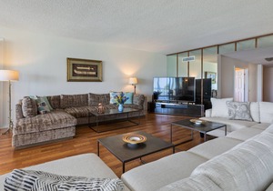 Kahala BEACH-FRONT Huge Apartment