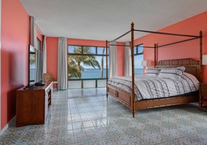 Kahala BEACH-FRONT Huge Apartment